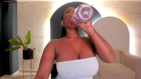 S a v a n n a h  online show from May 29, 1:20 pm