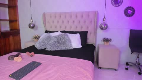 sacrlet online show from September 15, 7:32 pm