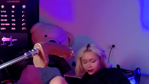 scarlet_gold online show from June 14, 1:47 am