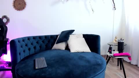 scarlet_summer_25 online show from September 27, 12:45 pm