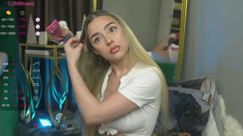 Snapshot of scarletcoles chatting on December 29, 2:06 am Scarlet online show from December 29, 2:06 am