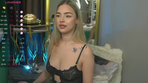 Snapshot of scarletcoles chatting on January 21, 1:18 am Scarlet online show from January 21, 1:18 am