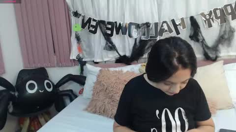 Snapshot of scarletlevis chatting on October 29, 10:52 am scarlet online show from October 29, 10:52 am