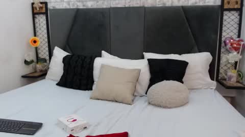 Snapshot of scarletlevis chatting on October 23, 2:01 pm scarlet online show from October 23, 2:01 pm