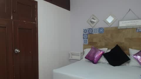 Snapshot of scarletlevis chatting on October 8, 10:19 am scarlet online show from October 8, 10:19 am