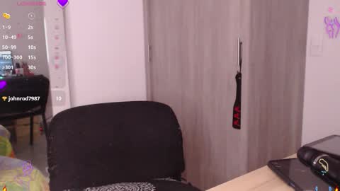 Scarlett Thumb up please help me 100 its important online show from November 12, 1:14 am