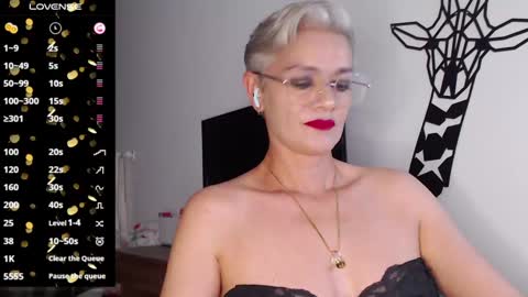 Snapshot of scarlett_paris chatting on February 6, 10:43 pm Scarlett online show from February 6, 10:43 pm
