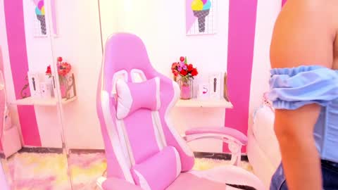 Snapshot of scarlette_15 chatting on December 17, 3:50 am Scarlette online show from December 17, 3:50 am