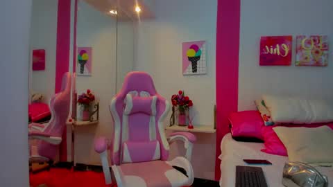 Snapshot of scarlette_15 chatting on February 1, 3:08 am Scarlette online show from February 1, 3:08 am