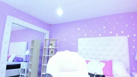 Snapshot of scarlette_15 chatting on October 17, 3:32 am Scarlette online show from October 17, 3:32 am