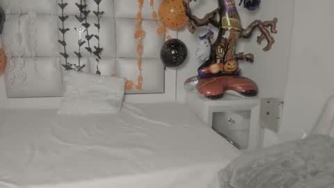 scarlette_js online show from October 27, 3:35 am