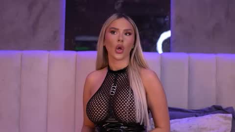 Selena online show from January 10, 11:37 am