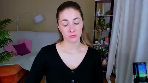 Snapshot of sensitiveheartt chatting on October 10, 6:18 am sensitiveheartt online show from October 10, 6:18 am