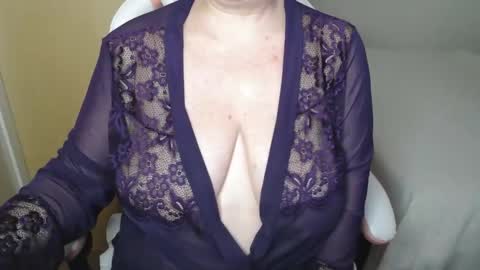 Snapshot of sensual_cris chatting on October 24, 2:02 pm CRIS online show from October 24, 2:02 pm