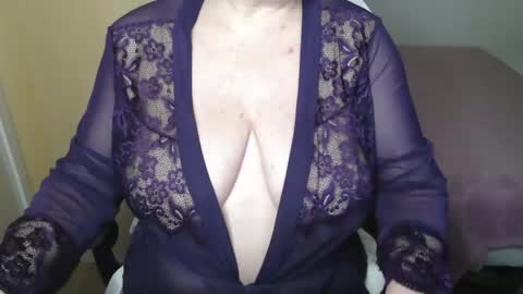 Snapshot of sensual_cris chatting on October 18, 8:17 am CRIS online show from October 18, 8:17 am