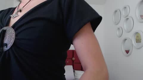 sereneclarks_ online show from January 31, 12:29 pm