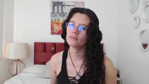 sereneclarks_ online show from January 3, 12:30 pm