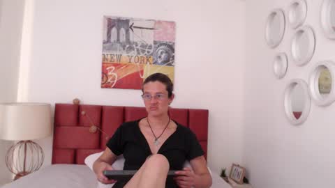 sereneclarks_ online show from January 18, 9:55 pm