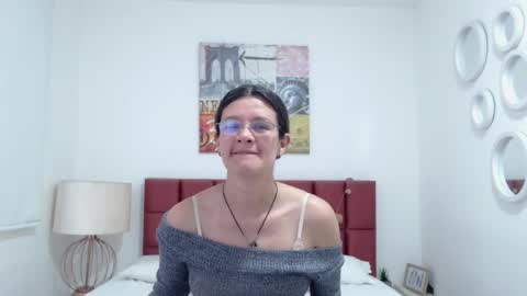 sereneclarks_ online show from December 17, 11:39 am