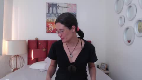 sereneclarks_ online show from January 16, 11:58 am