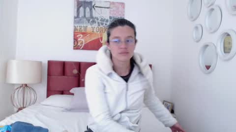 sereneclarks_ online show from December 9, 11:58 am