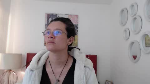 sereneclarks_ online show from December 11, 11:30 am
