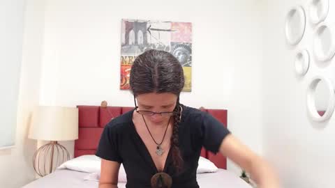 sereneclarks_ online show from February 4, 12:33 pm