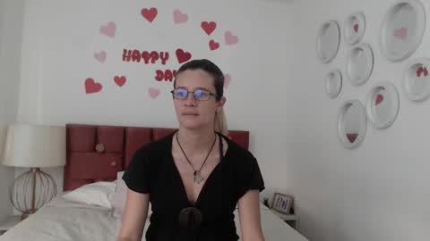 sereneclarks_ online show from February 18, 12:06 pm