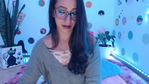 Snapshot of seuctive_woman57 chatting on December 11, 8:15 am samy online show from December 11, 8:15 am