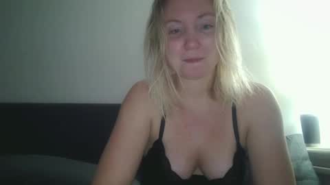 Snapshot of sexiirose22 chatting on February 6, 3:37 am Rose online show from February 6, 3:37 am