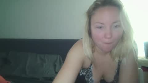 Snapshot of sexiirose22 chatting on February 2, 6:37 am Rose online show from February 2, 6:37 am