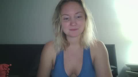 Snapshot of sexiirose22 chatting on February 8, 11:46 pm Rose online show from February 8, 11:46 pm