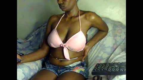 Snapshot of sexxy_boobiess chatting on October 31, 11:14 am Natural boobs online show from October 31, 11:14 am