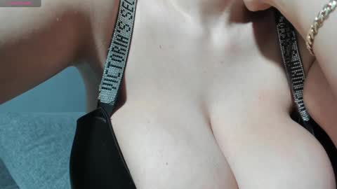Snapshot of sexxymeriemm chatting on February 3, 10:47 am sexxymeriemm online show from February 3, 10:47 am