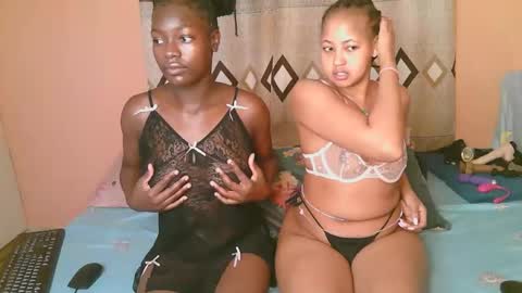 Snapshot of sexy_bluegirl chatting on September 22, 1:04 am sexy_bluegirl online show from September 22, 1:04 am