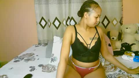 Snapshot of sexy_bluegirl chatting on October 4, 4:44 pm sexy_bluegirl online show from October 4, 4:44 pm