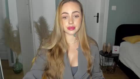 C o r a l i e online show from March 29, 11:53 am