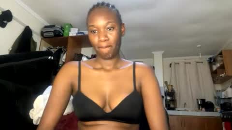 Nyla online show from August 5, 9:21 pm