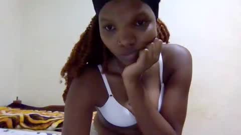 Snapshot of sexybrown14 chatting on October 18, 9:12 am Essy online show from October 18, 9:12 am