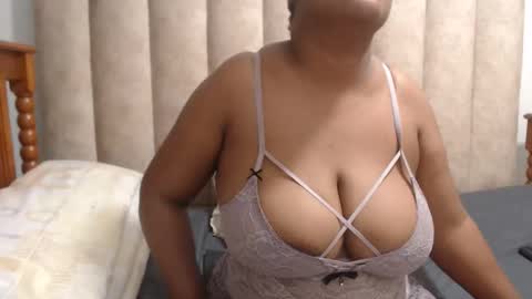 Snapshot of sexybustyxx chatting on September 26, 6:49 pm sexybustyxx online show from September 26, 6:49 pm