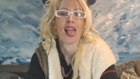 Snapshot of sexyeni chatting on February 19, 12:25 am ENI pvt moan your name WHEN I M NOT online you tell me in SNAPCHAT deal yes add me... FREE TWITTER magiconline101...... online show from February 19, 12:25 am
