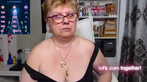 Snapshot of sexylynette4u chatting on December 16, 6:53 am sexylynette4u online show from December 16, 6:53 am