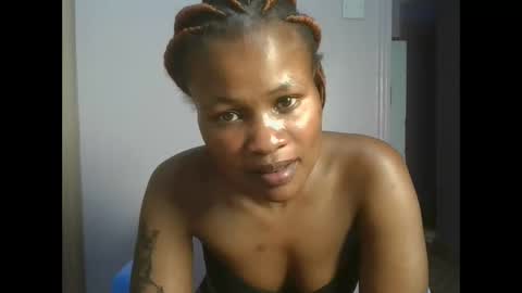 queenivy online show from December 17, 8:35 pm