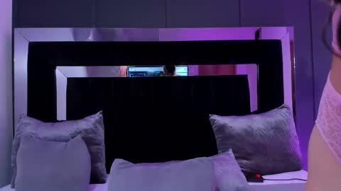 Shaina Vasquez online show from February 21, 6:36 am