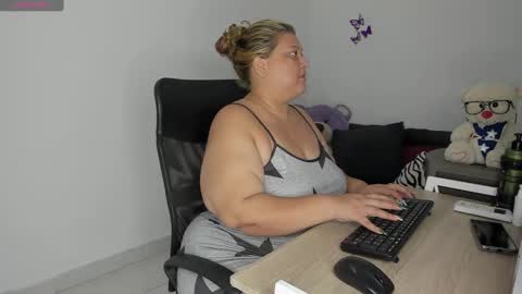 Snapshot of shannonbbw chatting on December 17, 10:22 pm SHANNONBBW online show from December 17, 10:22 pm