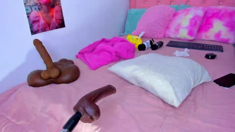 Shantall Jones online show from March 27, 7:14 pm