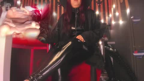 Snapshot of sharoon_gold chatting on March 8, 12:09 am Your mistress Sharon online show from March 8, 12:09 am