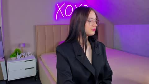 Amely online show from May 1, 9:45 am