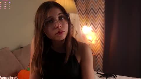 Snapshot of shickshackshock chatting on October 31, 11:47 am Iris online show from October 31, 11:47 am