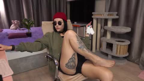 Snapshot of show_must_goon chatting on October 31, 6:34 pm Anna online show from October 31, 6:34 pm